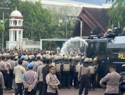 Aksi Jilid 3: Ratusan Massa ARA Disemprot Water Cannon saat Desak Pencabutan Pergub JKA Aceh