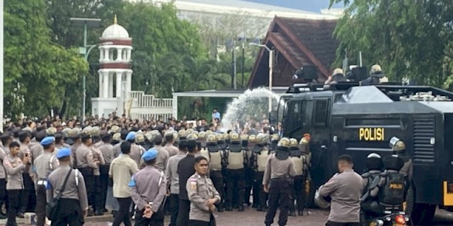 Aksi Jilid 3: Ratusan Massa ARA Disemprot Water Cannon saat Desak Pencabutan Pergub JKA Aceh