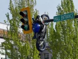 Kecelakaan Maut di Kanada: Suzuki GSX-R1000R Tersangkut di Lampu Lalu Lintas Usai Tabrak BMW