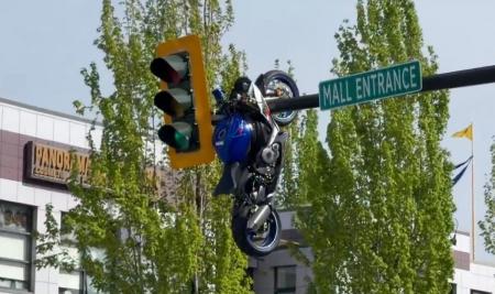 Kecelakaan Maut di Kanada: Suzuki GSX-R1000R Tersangkut di Lampu Lalu Lintas Usai Tabrak BMW