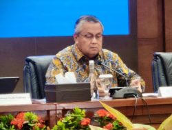 Rupiah Tembus Rekor Terlemah Rp17.713 per Dolar AS, IHSG Ikut Tertekan