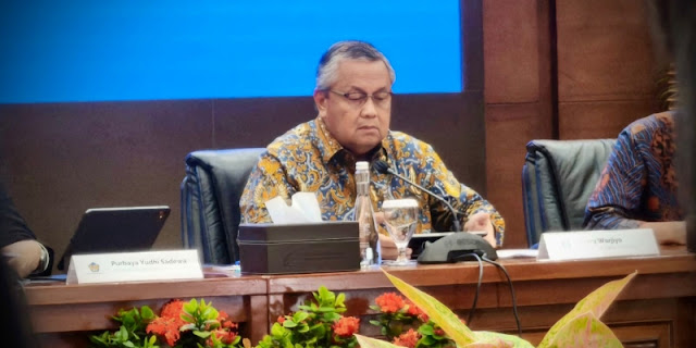 Rupiah Tembus Rekor Terlemah Rp17.713 per Dolar AS, IHSG Ikut Tertekan