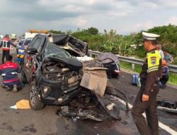 Kecelakaan Maut Tol Paspro: Mobil Anggota DPR Tabrak Truk, Dua Staf Tewas