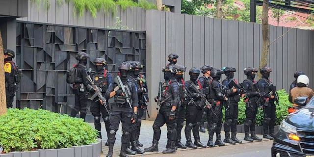 KPK Geledah Rumah Silmy Karim di Jakarta Selatan, Dikawal Ketat Brimob Bersenjata Lengkap