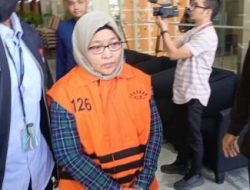 OTT KPK di BPK: Dua Tersangka Berrompi Oranye Digiring ke Mobil Tahanan