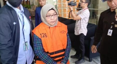 OTT KPK di BPK: Dua Tersangka Berrompi Oranye Digiring ke Mobil Tahanan