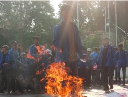 Mahasiswa Bakar Atribut & Robohkan Pagar DPR RI: Desak Reformasi Jilid II & Usut Korupsi MBG
