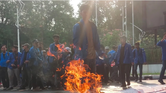 Mahasiswa Bakar Atribut & Robohkan Pagar DPR RI: Desak Reformasi Jilid II & Usut Korupsi MBG