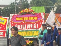 Demo Mahasiswa Besar-besaran di Depan DPR: Tuntut Prabowo-Gibran Mundur, Harga BBM Turun, dan Pendidikan Gratis