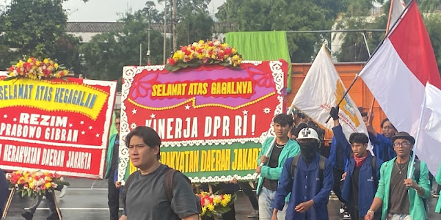 Demo Mahasiswa Besar-besaran di Depan DPR: Tuntut Prabowo-Gibran Mundur, Harga BBM Turun, dan Pendidikan Gratis