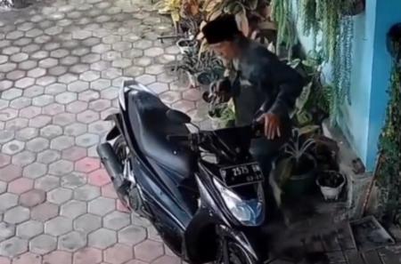 Nenek 72 Tahun di Bondowoso Dilecehkan Pria Tak Dikenal, Pelaku Terekam CCTV