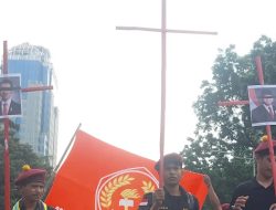 Demo Monas: PMKRI Pasang Foto Prabowo Gibran di Salib Merah, Simbol Dua Pendosa