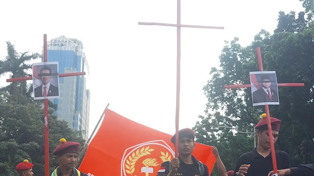 Demo Monas: PMKRI Pasang Foto Prabowo Gibran di Salib Merah, Simbol Dua Pendosa