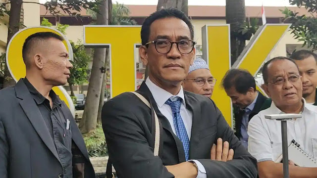 Refly Harun Murka! Roy Suryo dan Dokter Tifa Dipaksa Pakai Rompi Oranye, Dianggap Kriminal