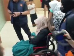 Dokter Tifa Pakai Kursi Roda Usai Cek Kesehatan, Kondisi Lemas Usai Diperiksa di RS Polri