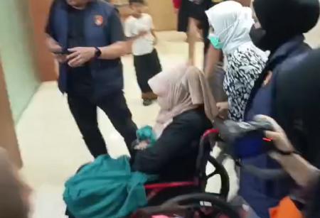 Dokter Tifa Pakai Kursi Roda Usai Cek Kesehatan, Kondisi Lemas Usai Diperiksa di RS Polri
