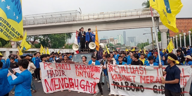 Ratusan Mahasiswa PMII Geruduk DPR RI, Tuntut Evaluasi Total Kabinet Prabowo-Gibran