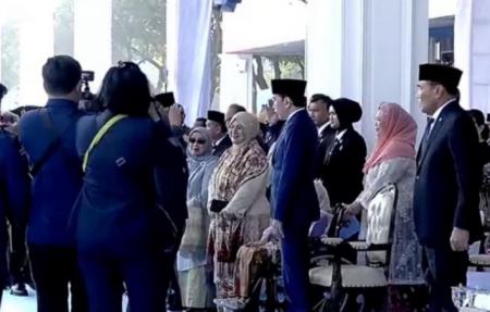 Prabowo Subianto Hormati Jokowi di HUT Bhayangkara ke-80, Momen Penuh Kehangatan Dua Presiden