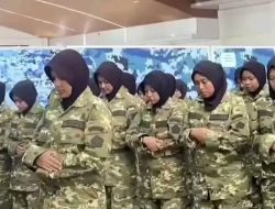 Viral! Calon Manajer Koperasi Desa Salat Berjamaah Pakai Seragam Militer Tanpa Mukena, Netizen Protes