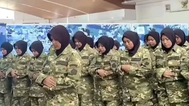Viral! Calon Manajer Koperasi Desa Salat Berjamaah Pakai Seragam Militer Tanpa Mukena, Netizen Protes