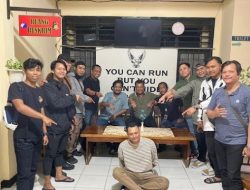 Polisi Tangkap Pemotor Viral Pukul Pengendara Lain di Jagakarsa, Pelaku Tertunduk Lesu