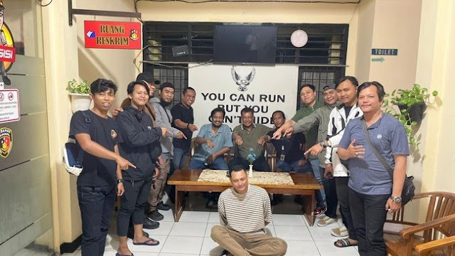 Polisi Tangkap Pemotor Viral Pukul Pengendara Lain di Jagakarsa, Pelaku Tertunduk Lesu