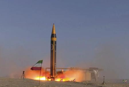 Iran Luncurkan Rudal Balistik ke Pangkalan Militer AS di Arab Saudi, Serangan Meluas ke 6 Negara Timur Tengah