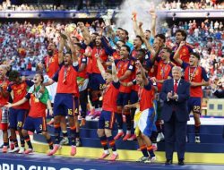 Trump Dihujat Penonton Saat Serahkan Trofi Piala Dunia 2026, Momen Kontroversial di Final Spanyol vs Argentina