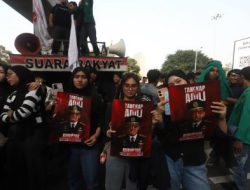 Mahasiswa BEM PTMA Zona III Demo di Kejagung, Ricuh Dorong-Dorongan dengan Aparat