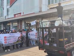 Demo Massa di Kantor Hotman Paris Kelapa Gading: Tuntut Hukum Berbasis Bukti, Bukan Sensasi