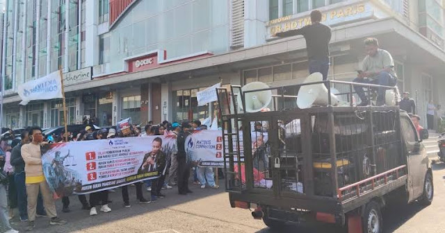 Demo Massa di Kantor Hotman Paris Kelapa Gading: Tuntut Hukum Berbasis Bukti, Bukan Sensasi