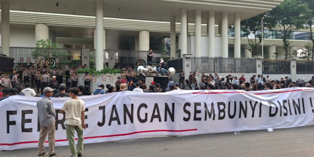 Demo Ricuh di Kejagung: Massa Tuntut Penangkapan Febrie Adriansyah