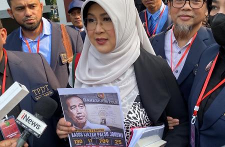 Dokter Tifa Siap Bantah 709 Dokumen Ijazah Jokowi: Ungkap Bukti Transkrip Nilai dan Meterai UGM
