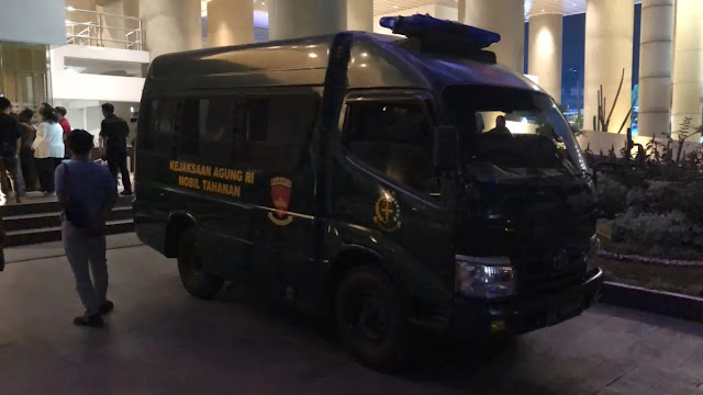 Mobil Tahanan Kejagung Disiagakan Saat Febrie Diperiksa, Siapakah Targetnya?