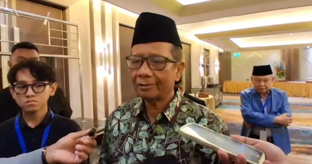 Mahfud MD Kritik Perlakuan Kejagung ke Febrie Adriansyah: Rompi Tahanan dan Borgol Jadi Sorotan