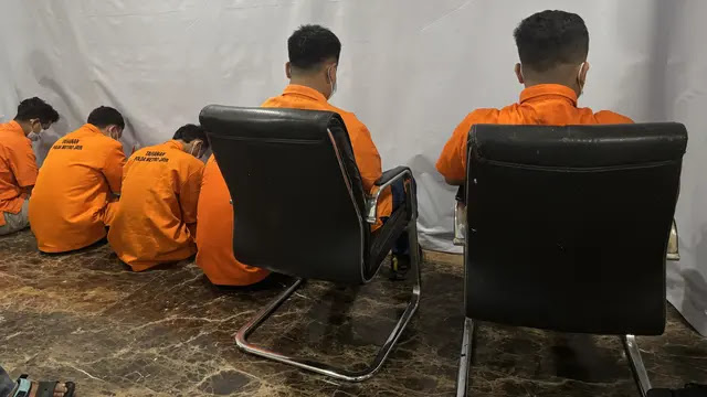 Polisi Bongkar Sindikat Buzzer Penyebar Hoaks, 8 Tersangka Ditangkap dengan Barang Bukti Rp 220 Juta