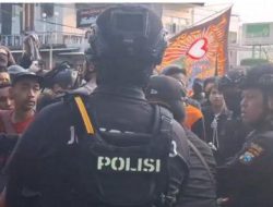 Ribuan Pesilat PSHT Rusuh di Surabaya: Dorong Barikade Polisi dan Lempar Botol-Batu
