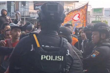 Ribuan Pesilat PSHT Rusuh di Surabaya: Dorong Barikade Polisi dan Lempar Botol-Batu
