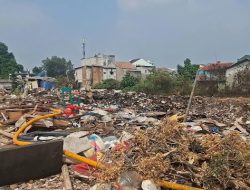 Petugas Damkar Gugur saat Padamkan Kebakaran Lahan Sampah di Jakarta Timur, Api Masih Membara di Bawah Puing