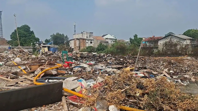 Petugas Damkar Gugur saat Padamkan Kebakaran Lahan Sampah di Jakarta Timur, Api Masih Membara di Bawah Puing