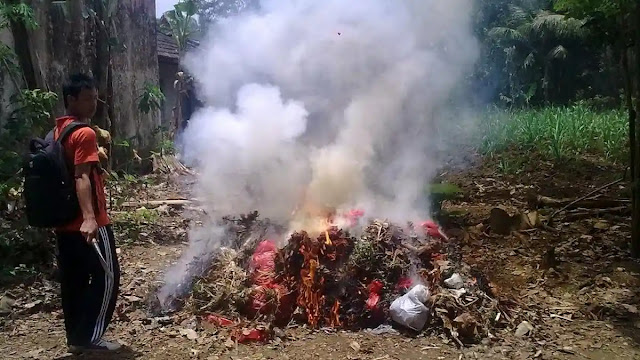 Ketua RT di Pamulang Jadi Tersangka Usai Tegur Warga Bakar Sampah: Kronologi Lengkap Hingga Berujung Penahanan