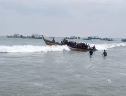 Sampan Terbalik Dihantam Ombak Besar di Tanggamus: Puluhan Penumpang Tercebur, Pelayaran Dihentikan