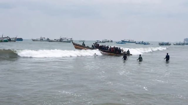 Sampan Terbalik Dihantam Ombak Besar di Tanggamus: Puluhan Penumpang Tercebur, Pelayaran Dihentikan